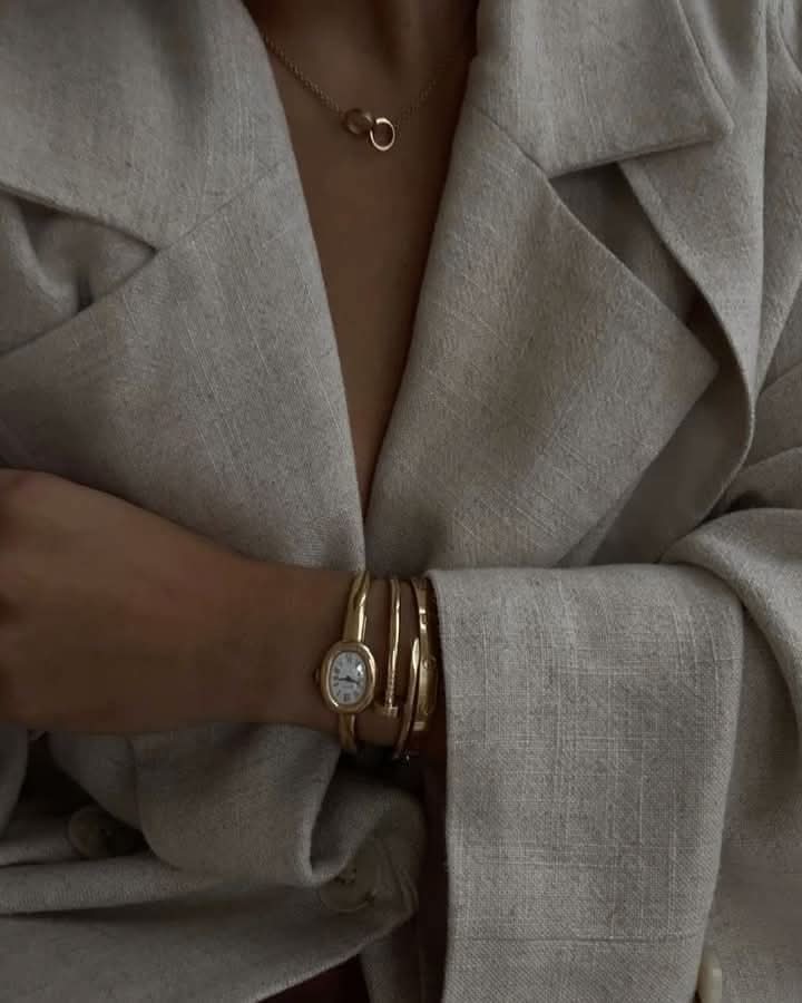 ساعة نايدو البيضاوية الذهبية