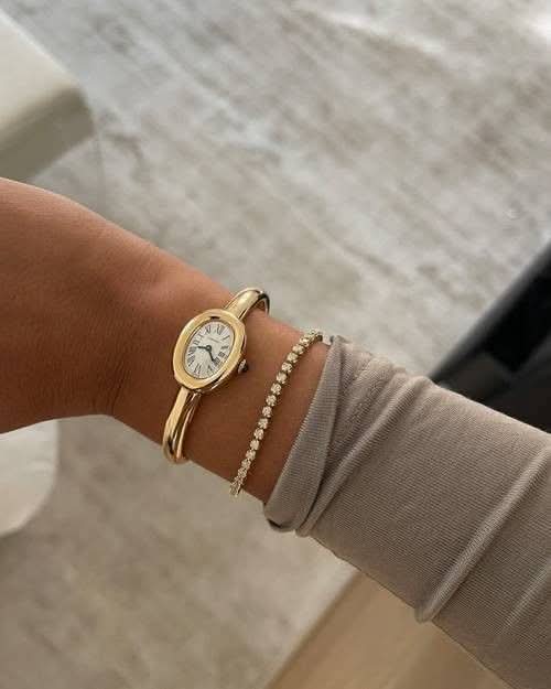ساعة نايدو البيضاوية الذهبية